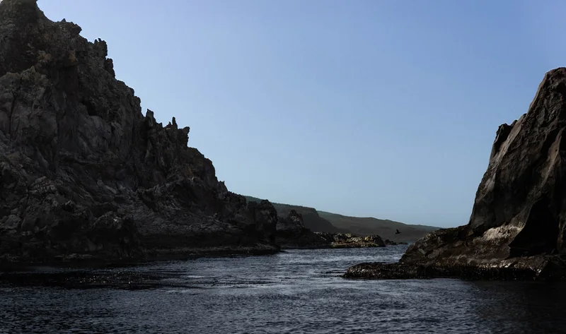 Скальный берег с воды