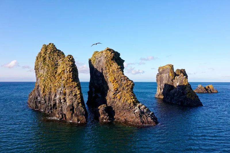 Морские скалы у побережья бухты Торной