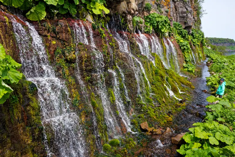 Каскады воды на склоне Стены водопадов